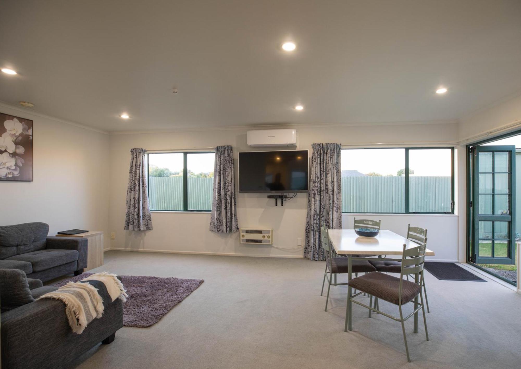Camelot Motor Lodge And Conference Centre Palmerston North Bagian luar foto